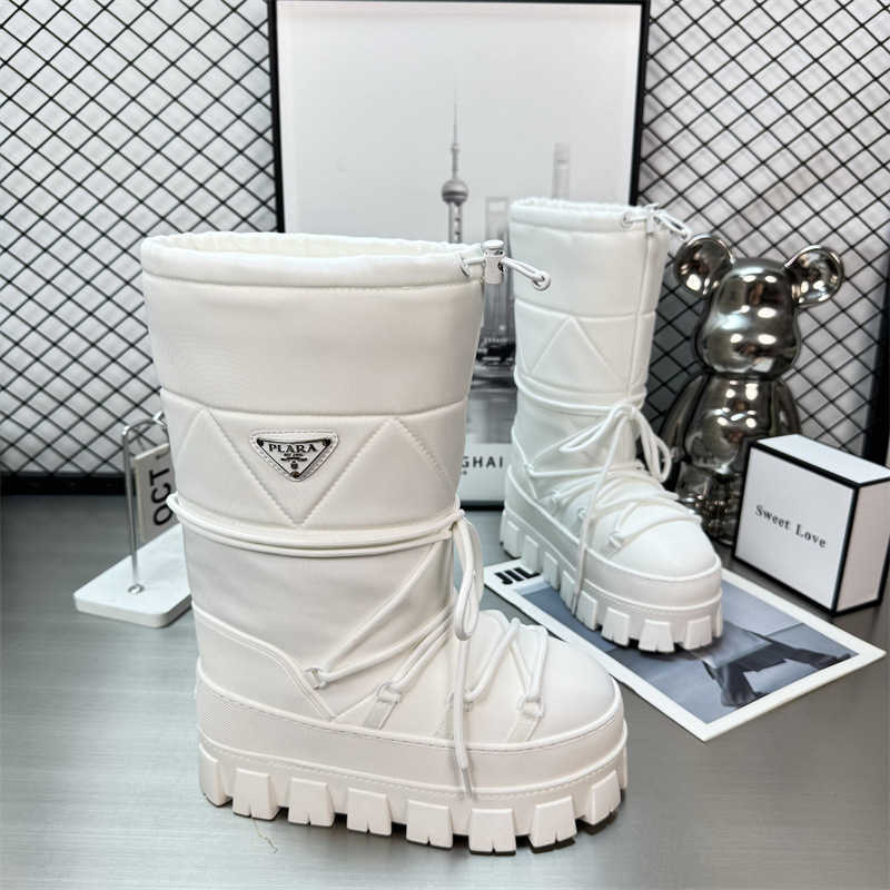 Botas de nieve cálidas de suela gruesa para mujer con logo triangular Botas de esquí altas antideslizantes con relleno de plumón de invierno 2025 y