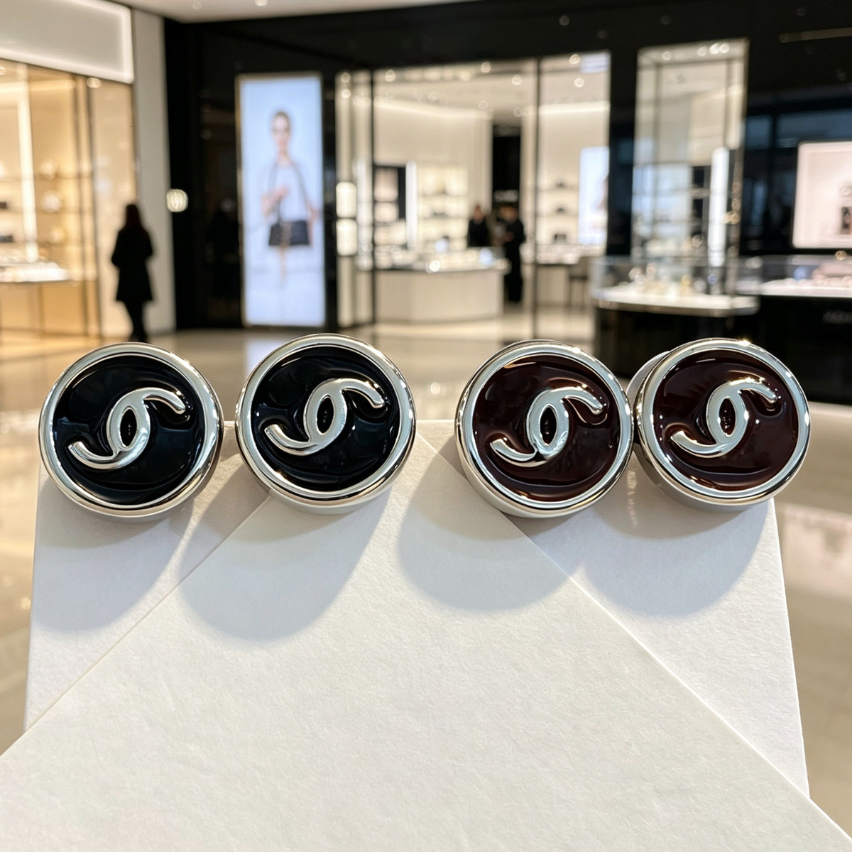 designer 26 new two-tone round enamel earrings, a touch of luxury, fashionable, high-end, elegant, classic, versatile for everyday wear, factory dir