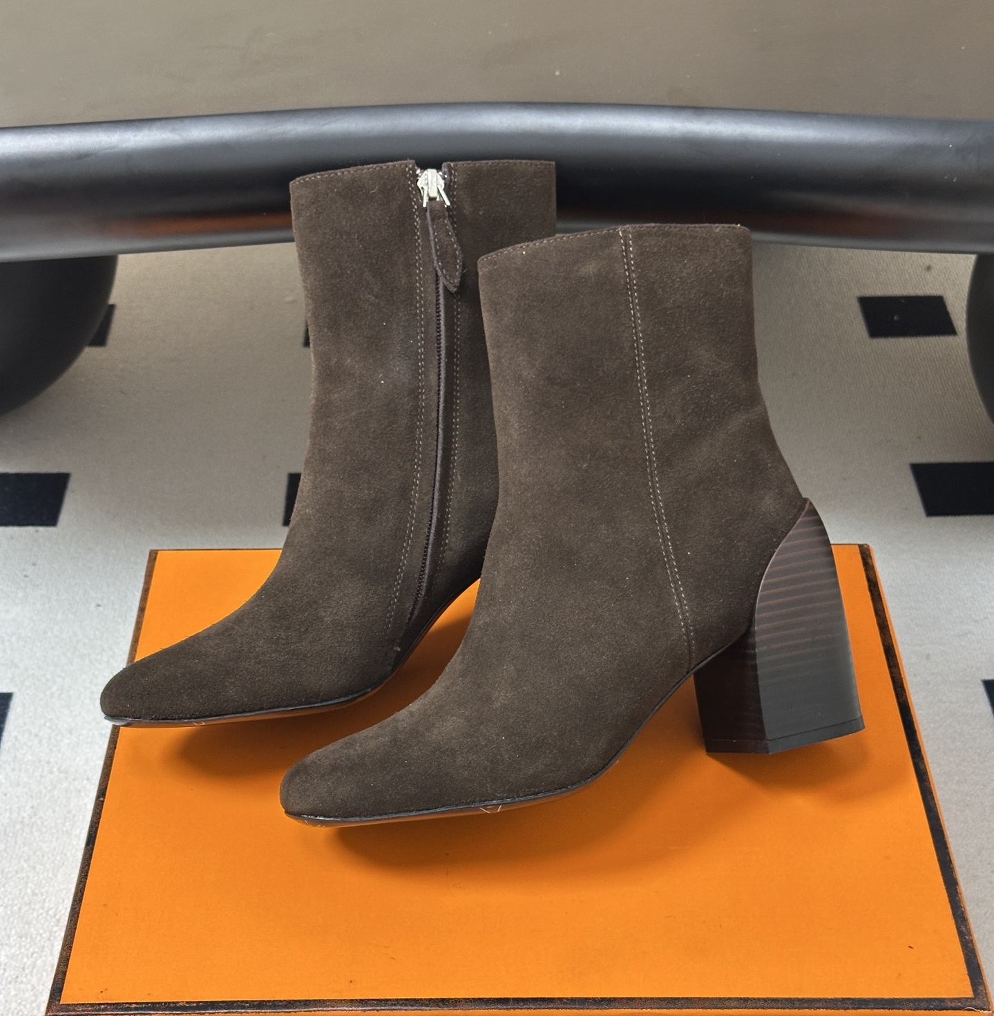 Luxury Dress Shoes Designer Fashion Women Ankle Boots News Cow Suede Woman Shoes Pointed Toe Mid Heel Short Boot