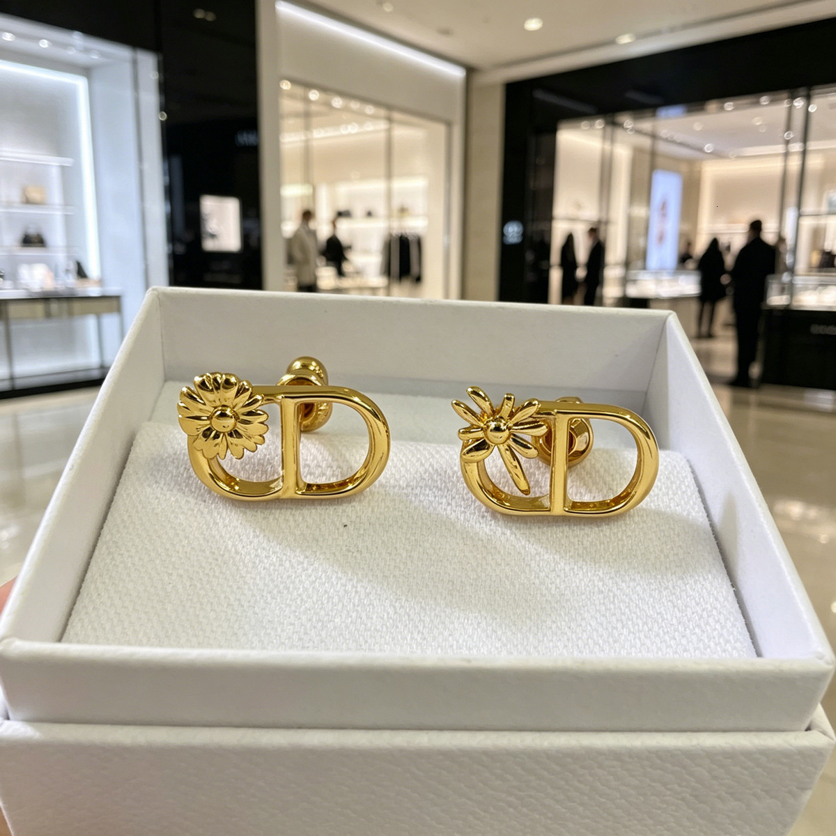 designer Super shiny and exquisite asymmetrical small flower stud earrings, light luxury classic versatile high-end style that does not fade