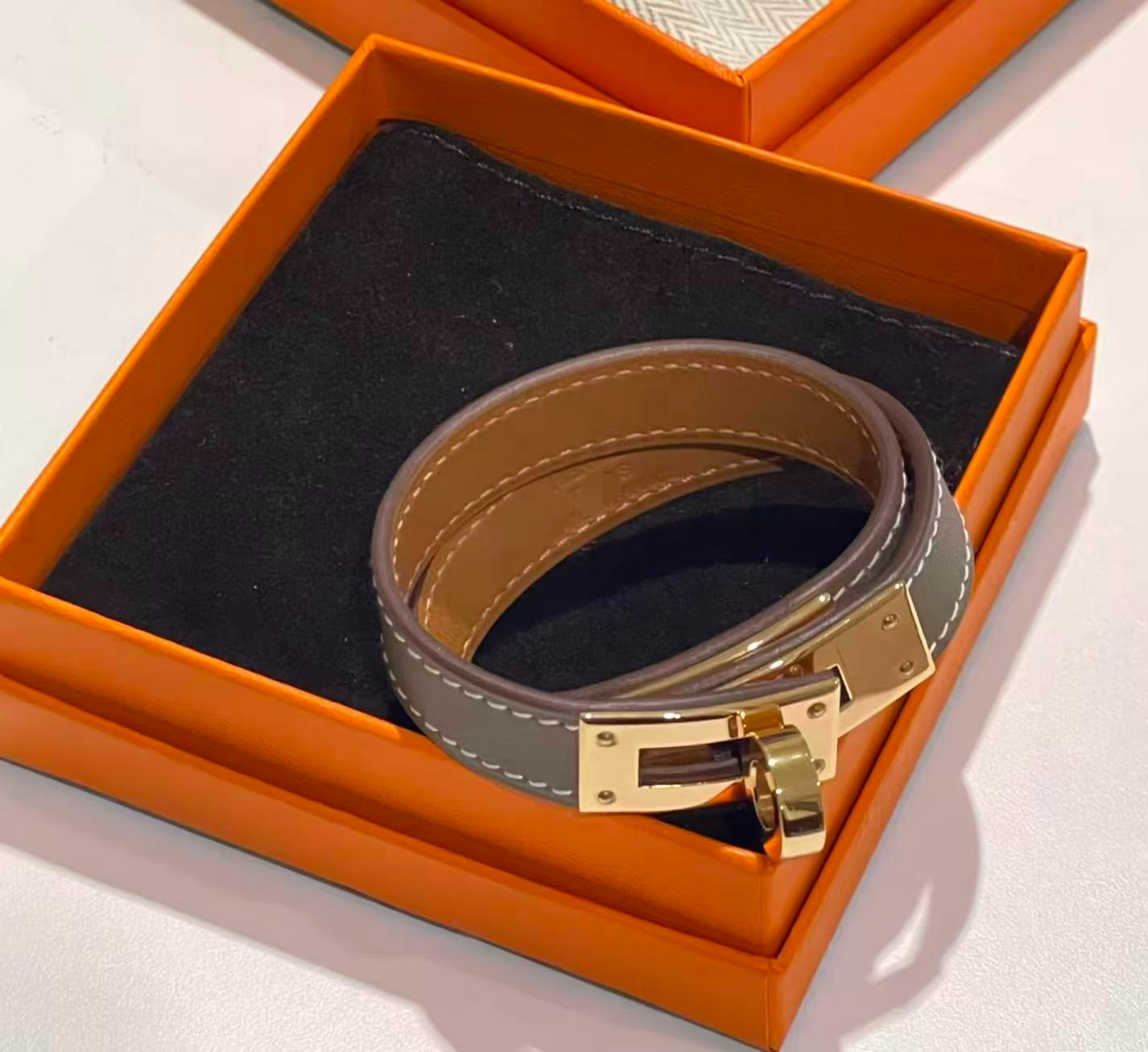 Pulsera de cuero con cierre de titanio, pulsera Unisex de Color dorado y plateado para parejas, regalo de joyería de moda