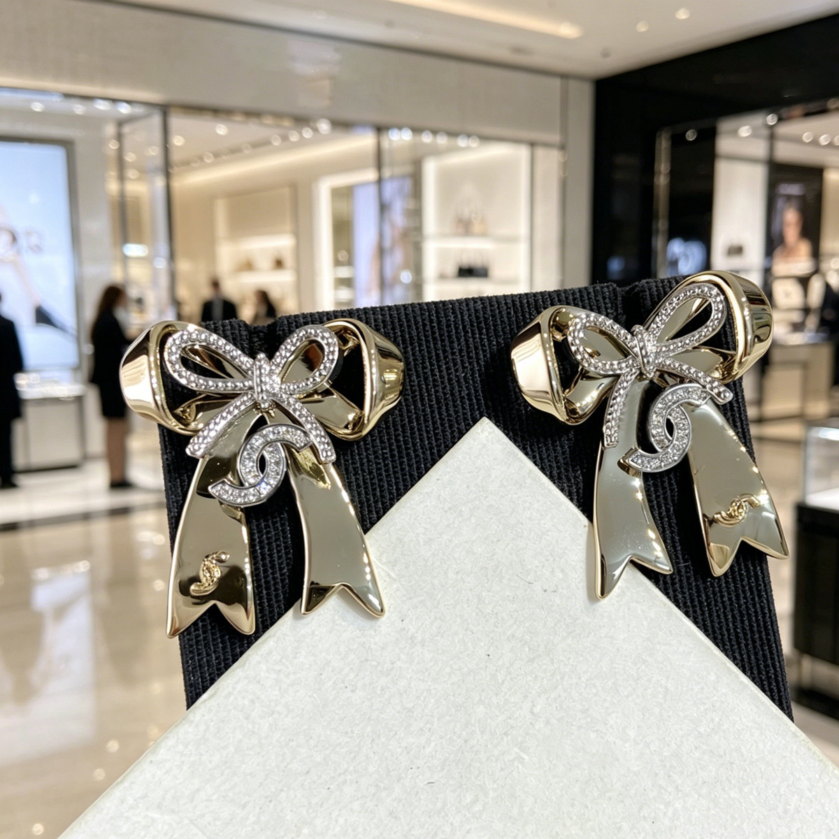 designer 26P small, elegant-style earrings for women, high-end version, silver needle earrings, bow and letter design, factory wholesale