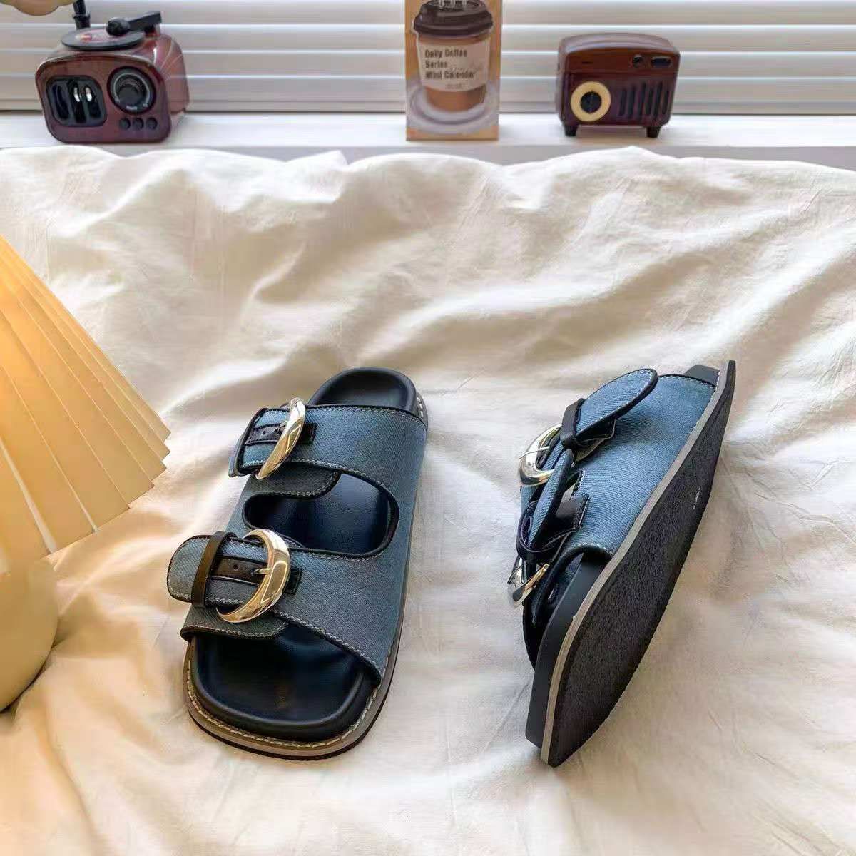 Summer women's flat slip-resistant durable comfortable and fashionable versatile sandals suitable for beach outfits and casual looks