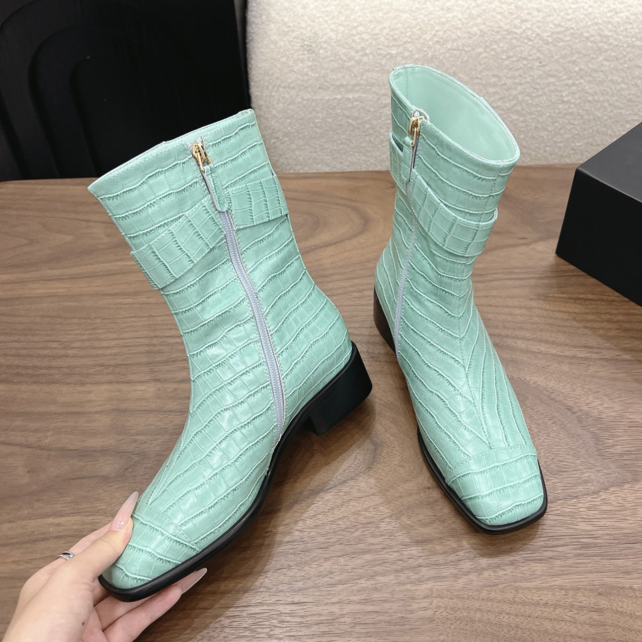Boot Shoe Designer Luxury Womens Leather White Black Red Beige Heel Block Low Knee High Tall Point Toe Buckle Belt Outdoor Walk Dress Casual Brand Q