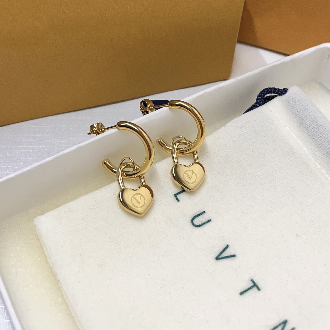Unique Designer Gold Plated Heart Shaped Pendant With Letter Earrings A Luxurious Gift Suitable For Womens Commuting Parties Paired With Jewelry
