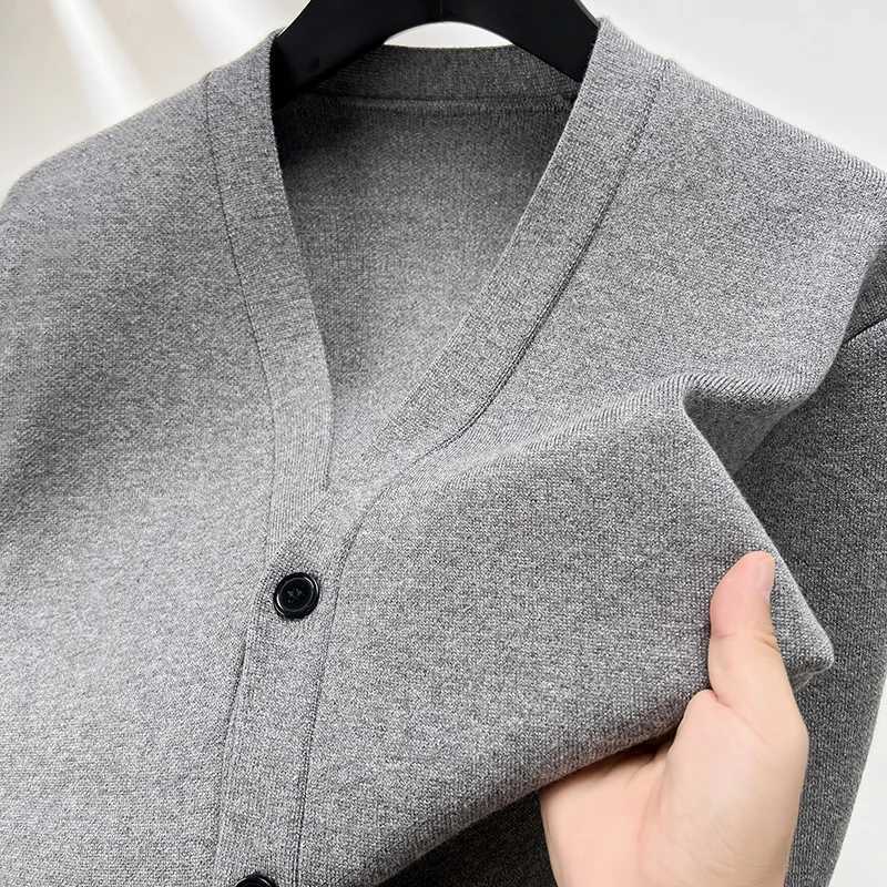 Designer Quty Men's V-Neck Knit Cardigan Autumn Winter New Solid Color Double Pocket Sweater Coat Casual Commute Menswear Top Q260921