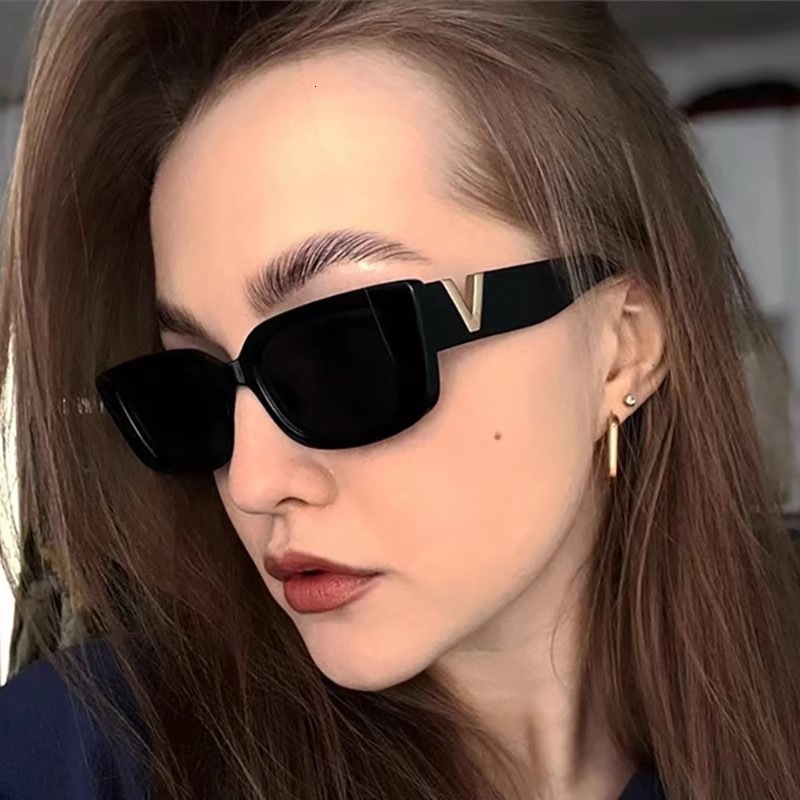 Designer Women Small Rectangle Sunglasses Black Frame Gold V Decoration Glasses Luxury Brand UV Protection Trendy Narrow Square Shades For Party Str