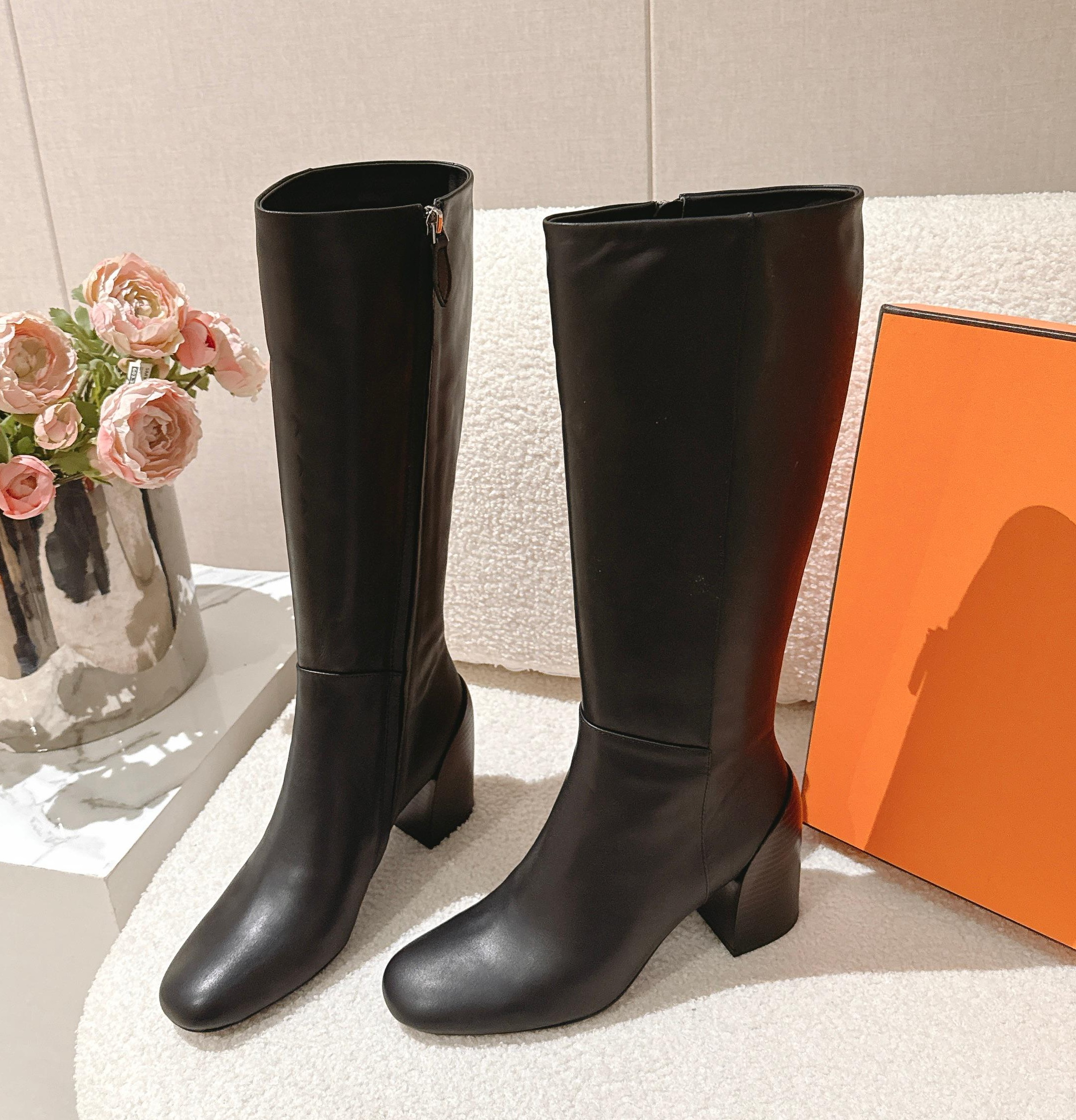 Zapatos de vestir de lujo para mujer Botas de jinete a media pantorrilla de cuero real de diseñador Cremallera lateral con doble hebilla Botas altas