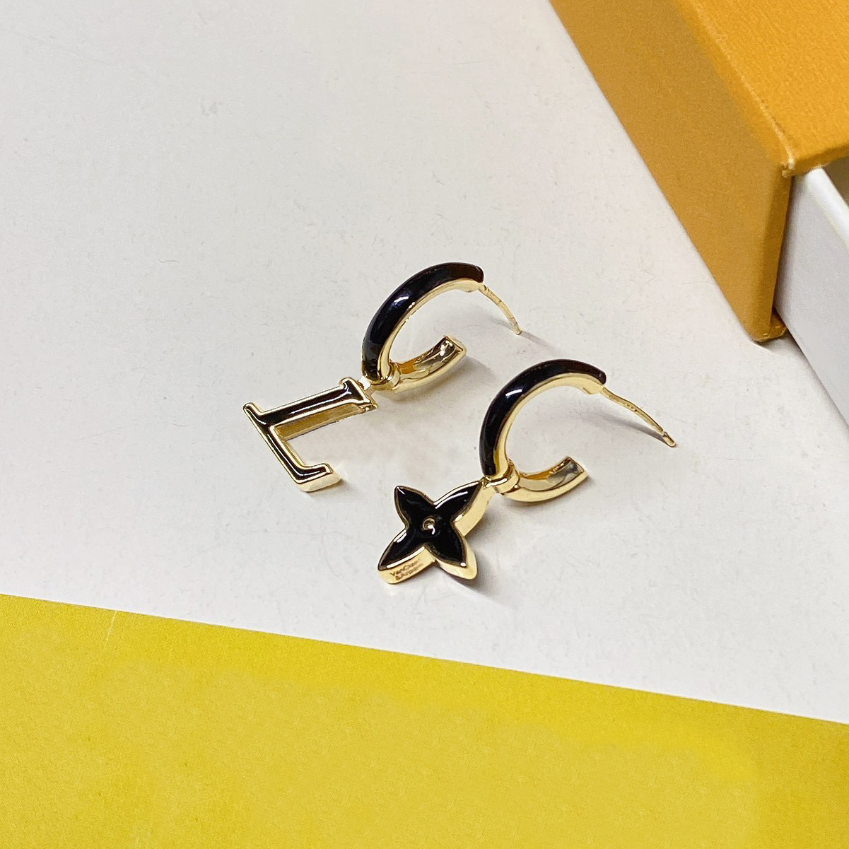Classic Designer Gold Plated Black And White Enamel Clover Pendant Earrings Luxurious Fashionable Gift Suitable For Womens Daily Casual Style Matchi