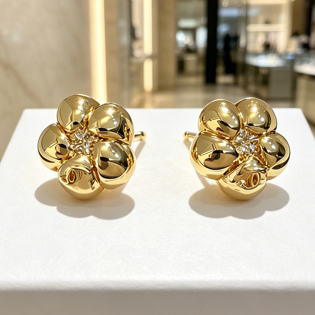 designer 26 New gold-colored small flower bud earrings, luxurious fashionable design a classic elegant style, perfect for everyday wear and easy to