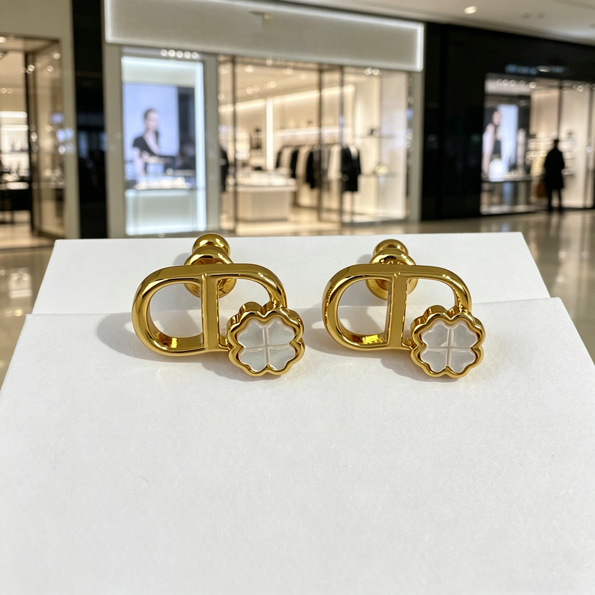 designer Real photos of 2026 new lucky clover earrings, gold, fresh and stylish, versatile, direct from the manufacturer, wholesale available