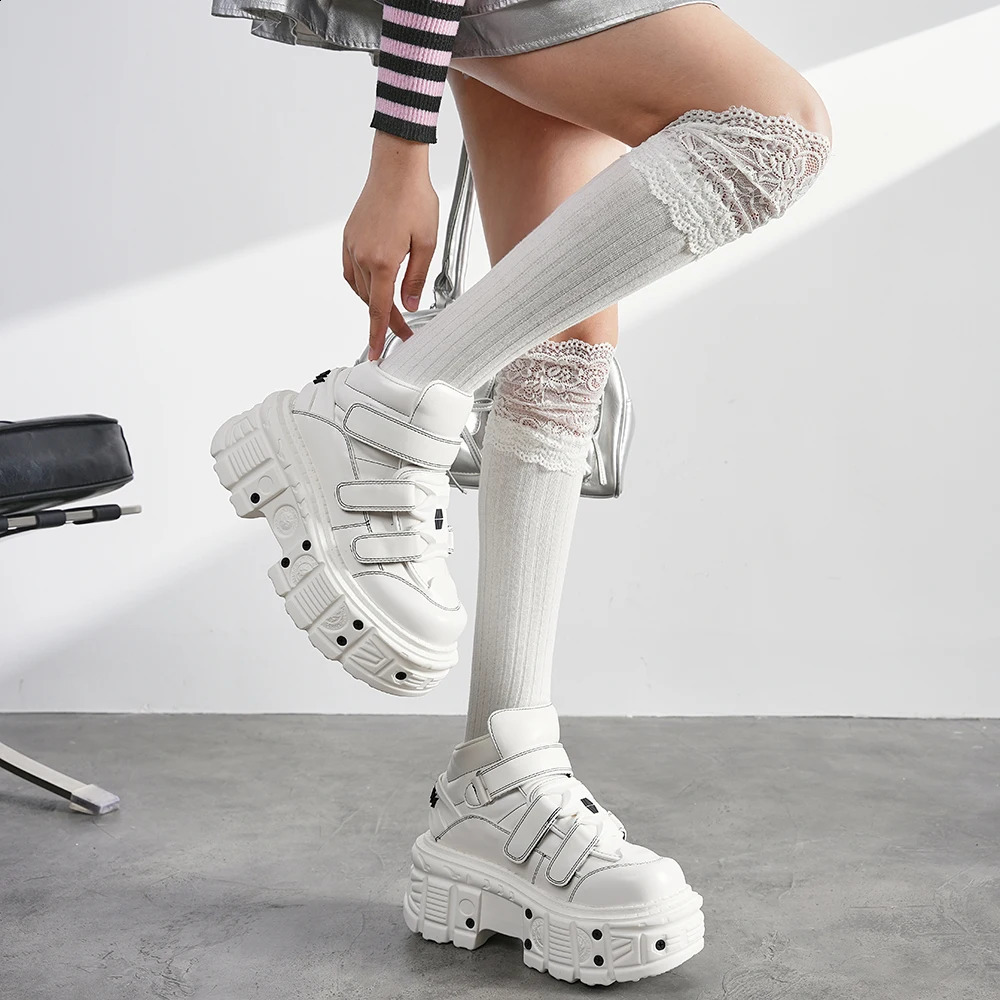 Stivaletti gotici alla caviglia 2026 Scarpe da donna stile punk Stringate bianche con plateau Scarpe da donna con decorazioni in metallo Sneakers da