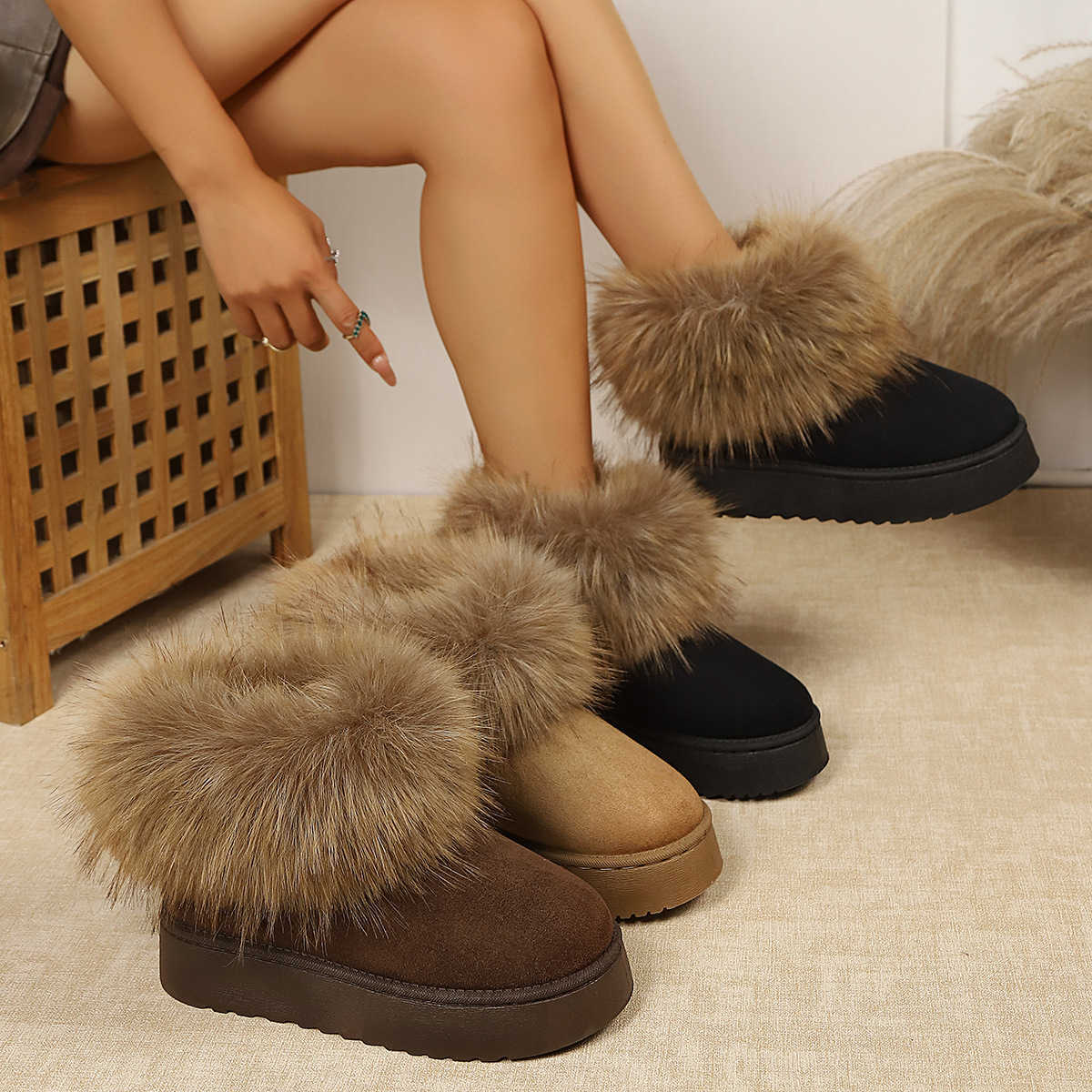 Women's plus-size snow boots winter-lined and thickened for warmth with thick soles for added height and faux fox fur trim L26921