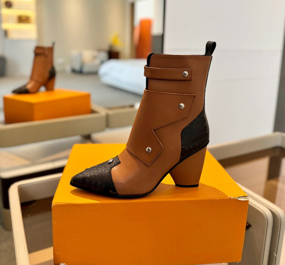 Luxury Designer Cow Leather Med Heels Rivets Retro Motorcycles Boots Girls Shoes Toe Back Zipper Catwalk Mixed Color Short Boots
