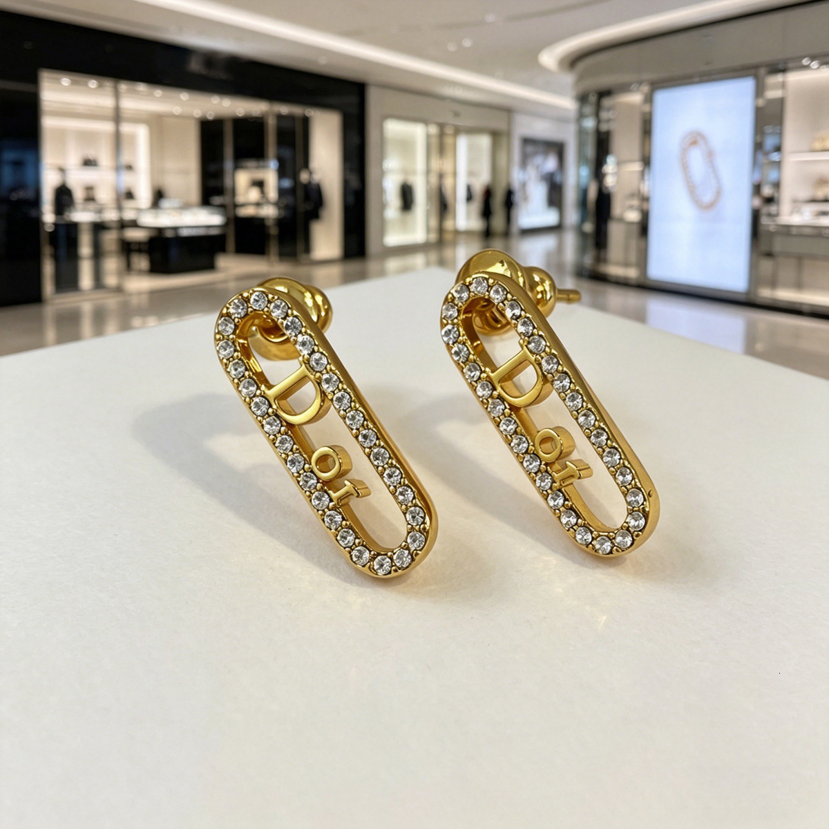 designer 2026 new collection: lightweight, luxurious, fashionable, versatile, and high-end letter-design earrings, same style as those worn by socia