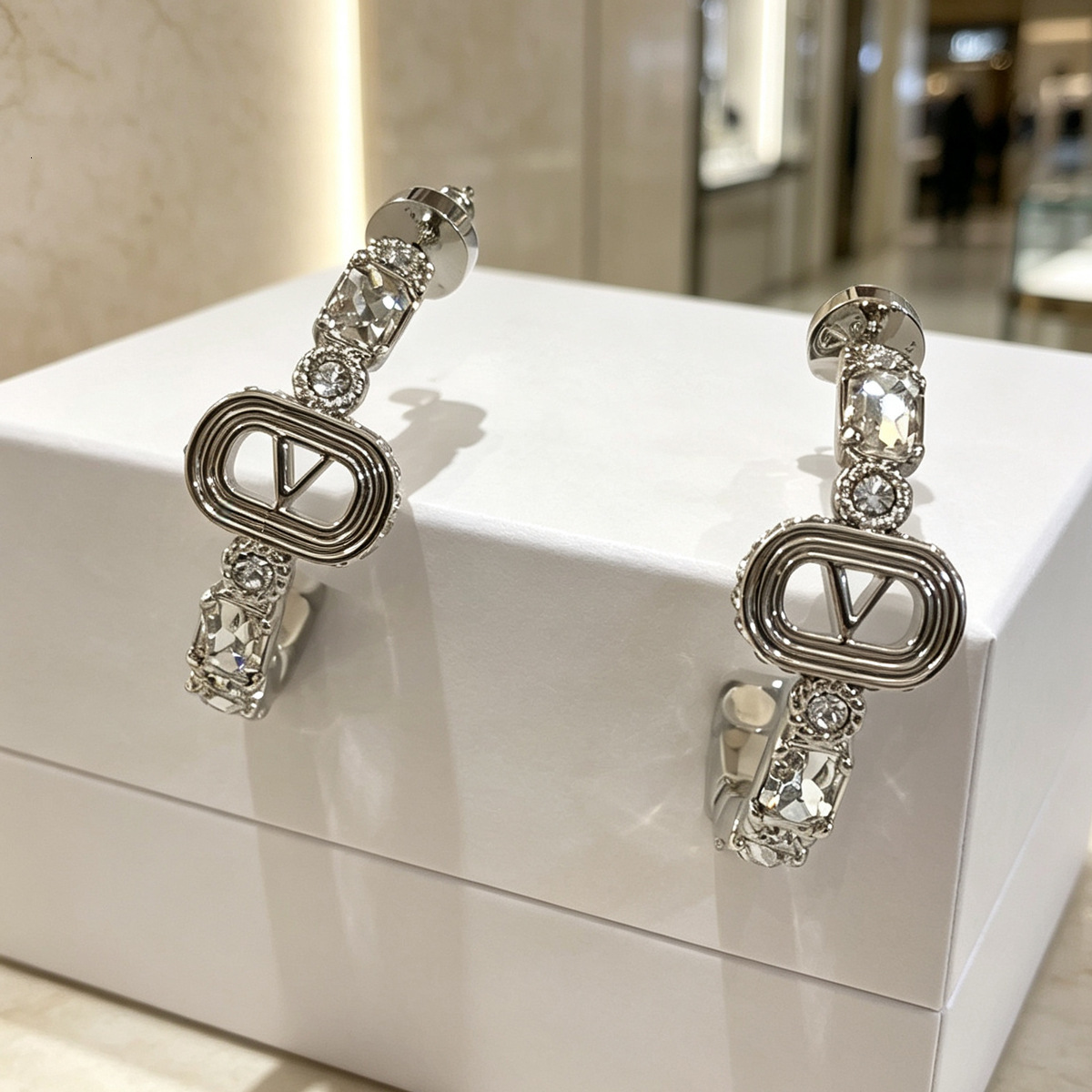 designer 26 New silver hollow hoop earrings, luxurious fashionable accessory with a classic, elegant, and versatile design, perfect for everyday wea