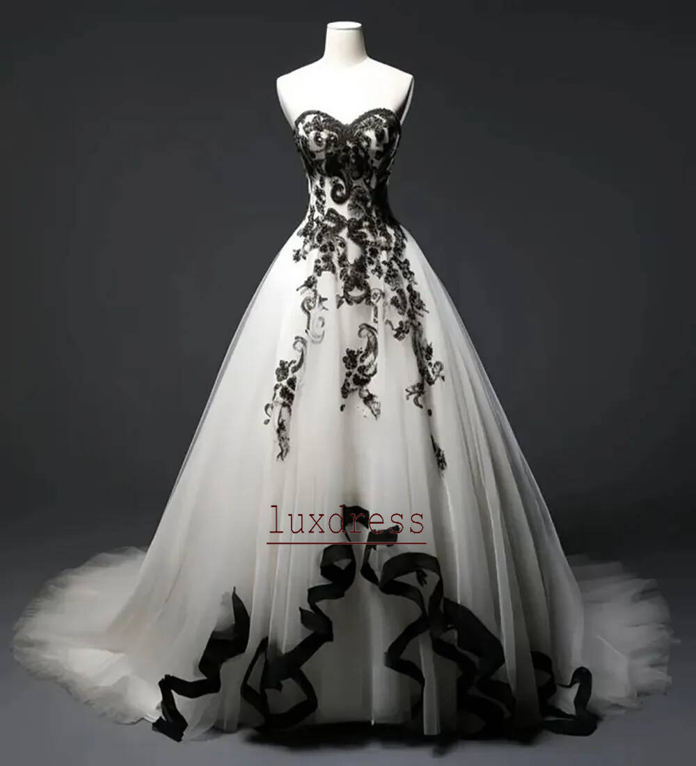 A Line Wedding Dresses Lace Appliques Black And White Ivory Vintage Bridal Gowns Sweetheart Sleeveless Long Tulle
