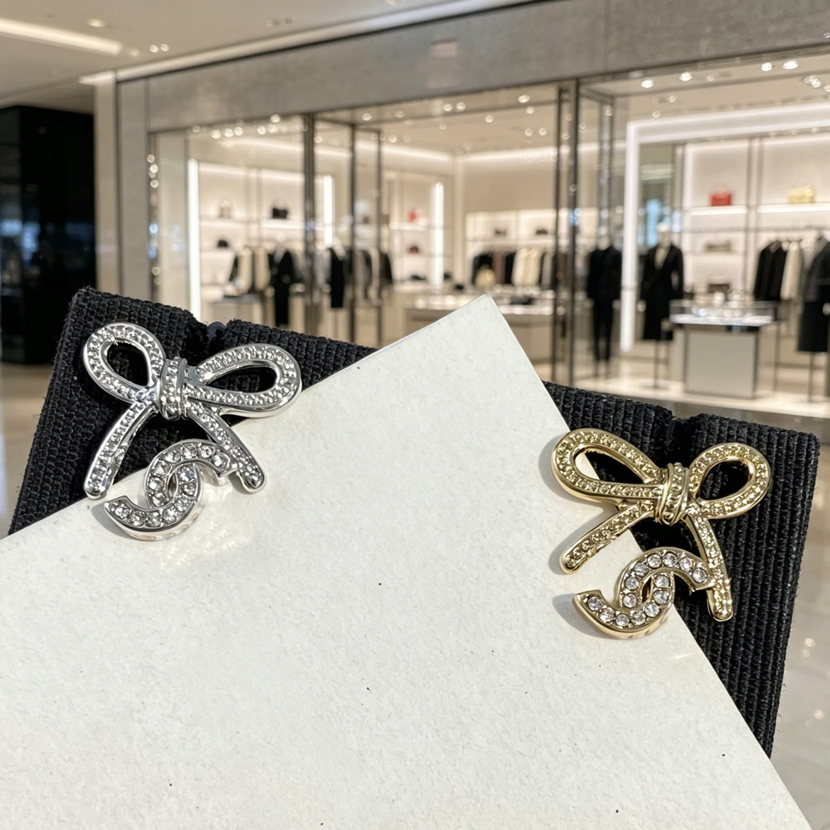 designer Luxury Bowknot Full-Diamond Earrings, High-End Feel gold silver Classic Everyday Commuting Versatile Women's Earrings