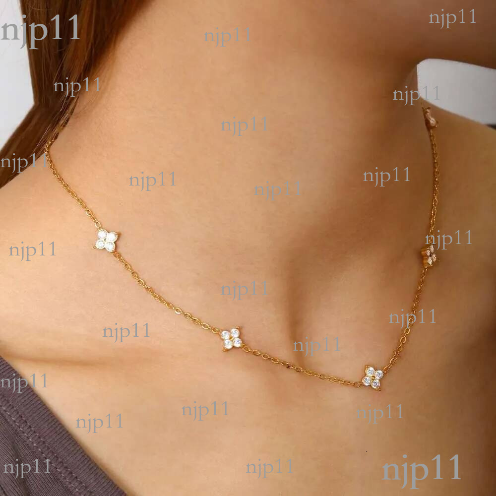 Necklace bracelet set Designer Luxury jewelry clover necklace for Women Micro inlaid zircon copper plated with 18K gold silver Simple Fashion Unique