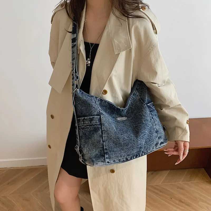 Women's Denim Crossbody Bag 2025 New Fashion Street Style Large Capacity Commuter Tote Bag Single Shoulder Versatile Handbag Z260918