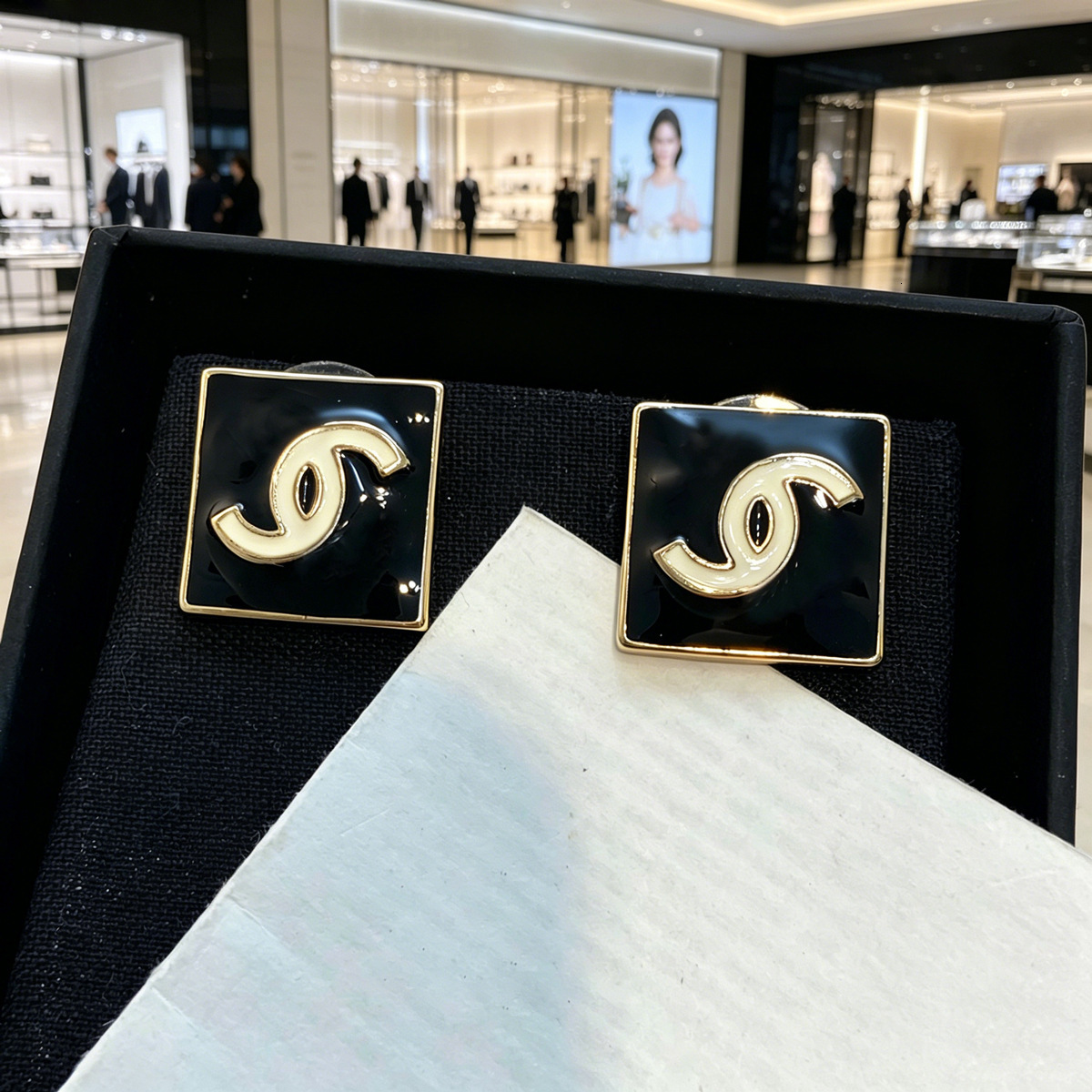 designer 22 New retro enamel black square small earrings, fashionable, high-end, elegant, versatile for everyday wear, factory direct sales