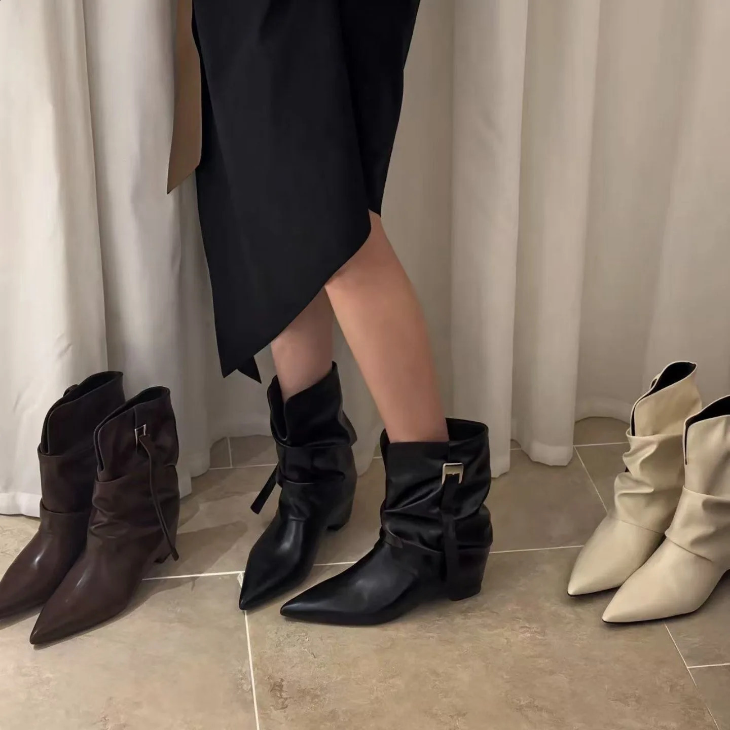 Botas apiladas en forma de V con punta puntiaguda Retro americana europea para mujer Otoño Invierno hebilla de cinturón tacón grueso botines delgado