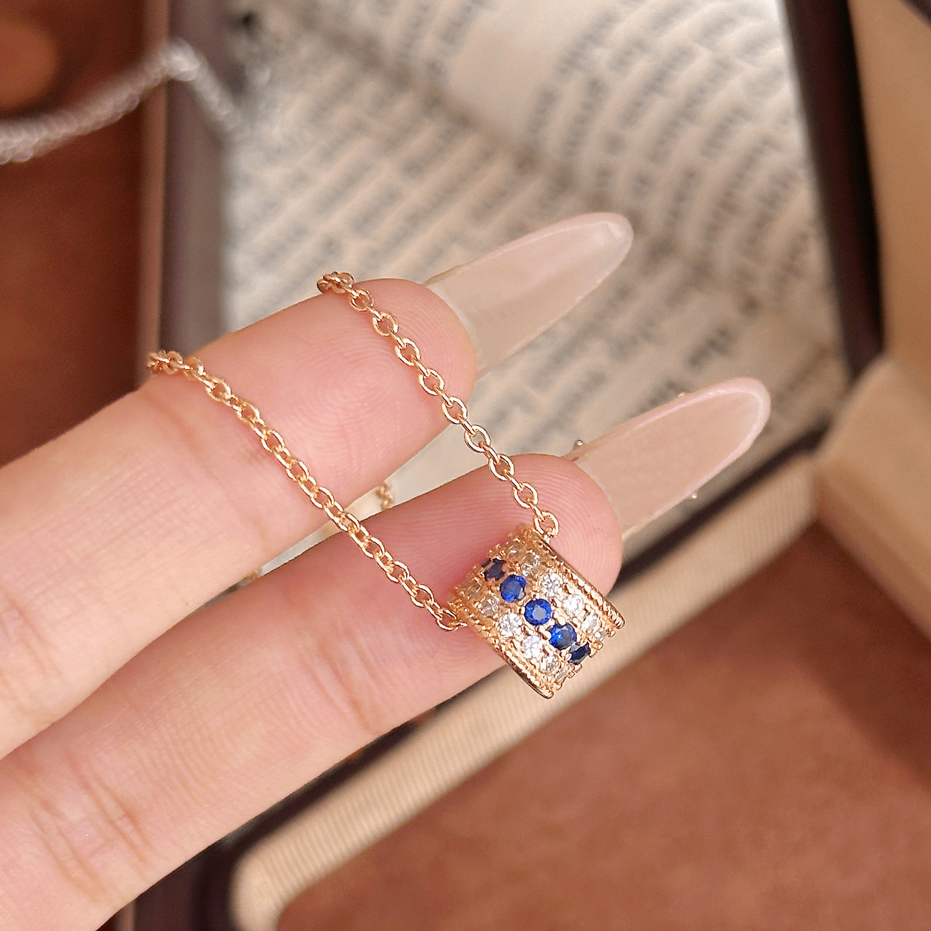 Korean-style full-diamond light-luxury slim-waist necklace inlaid with blue zircon niche design trendy and stylish collarbone chain necklace designe