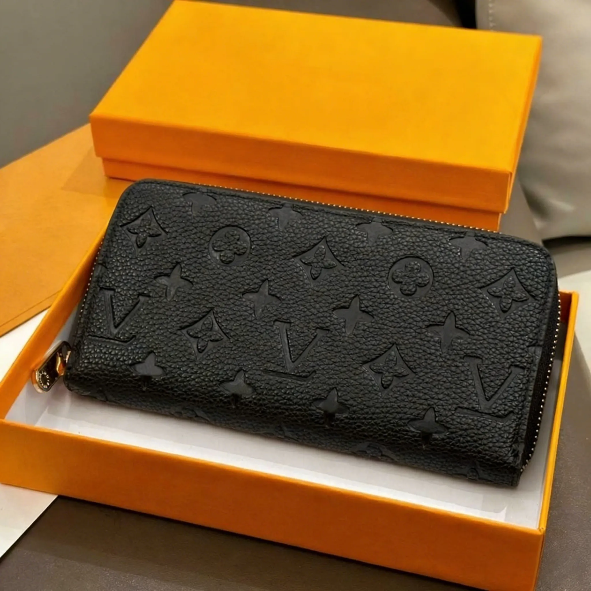 2026 New 60017 Luxury Fashion women clutch long wallet Embossing single zipper designer Men wallets classical coin purse card holder purses
