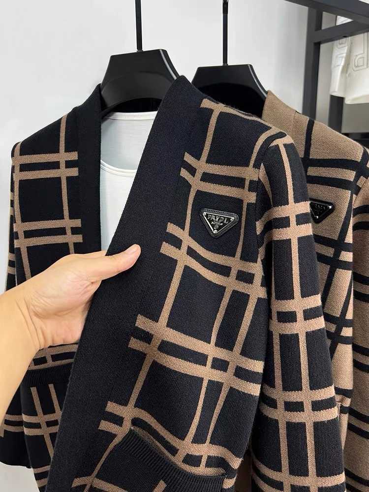 High end brand fashion printed knitted cardigan 2023 Spring and Autumn New trend stripe V-neck shawl sweater Men's outerwear Q260921