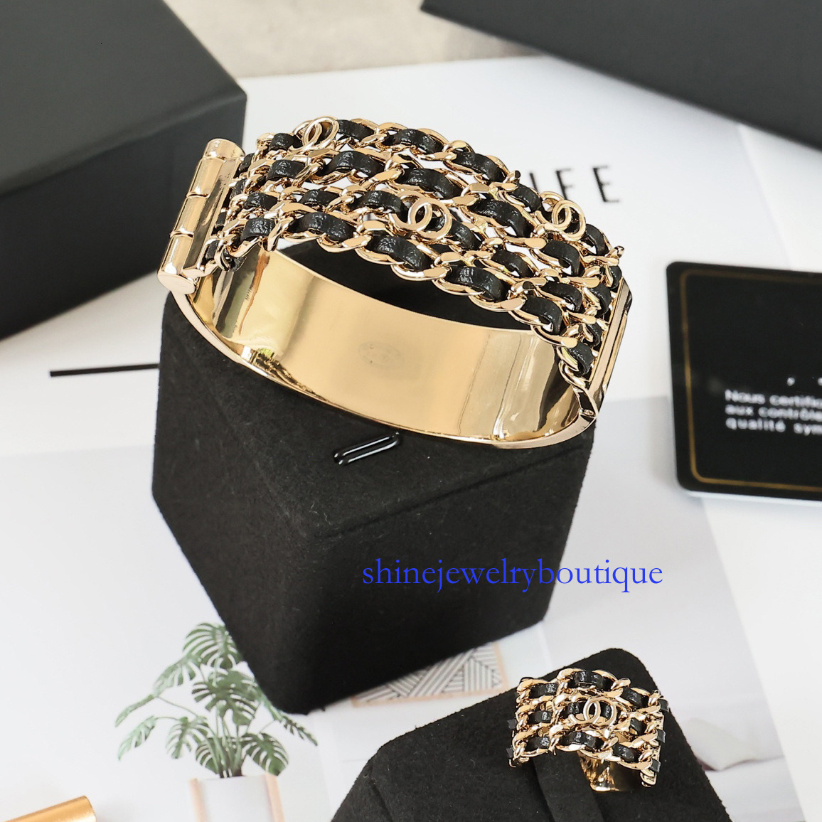 Joyería de diseñador ccs Pulsera Pequeña pulsera de cuero negro para mujer Estilo S moderno y lujoso