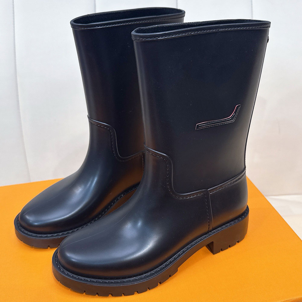 Drops Flat Half Rain Boot Luxury Designer Boot 1AKKBN Outdoor Minimalist Casual Rain Boot Signature Details Fashion Brand Rubber Boot Textile Lining