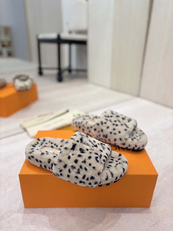 Designer Sandals Women Interlocking Slides Rubber Slippers Ladies Flat Beach Jelly Script Blue Summer Fall Mules Outdoor Waterproof Luxury 0912