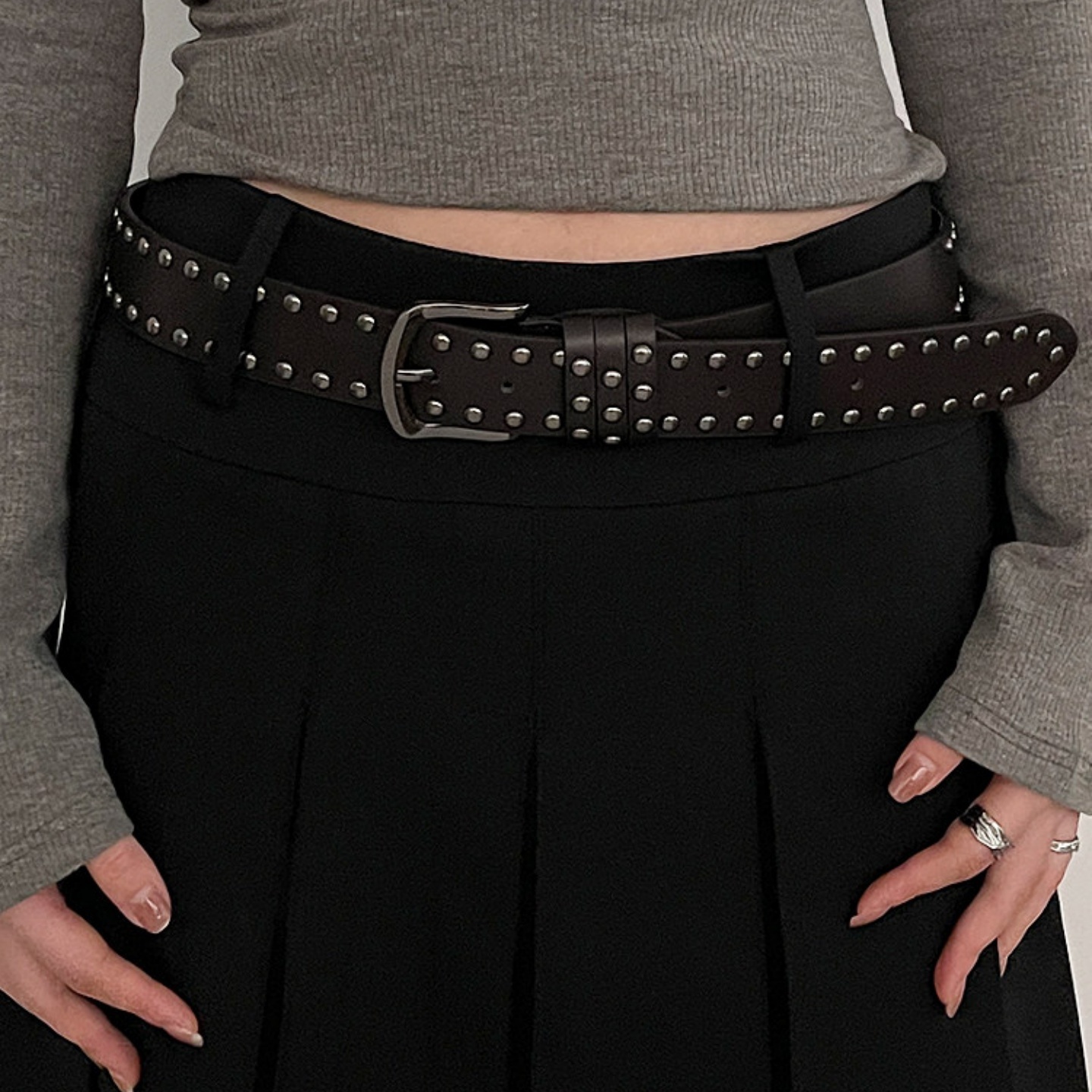 Nuovo stile 2026 per jeans, cintura con rivetti unica e alla moda da donna versatile, cintura nera alla moda di fascia alta