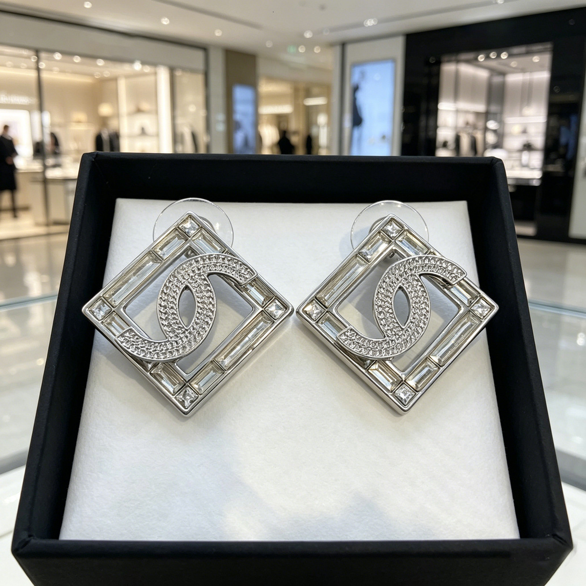 designer Luxury diamond-studded rhombus high-end version, classic and versatile letter-shaped earrings, a popular style