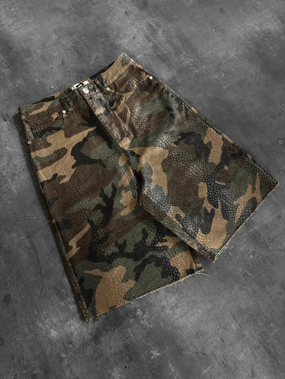 Pantaloncini di jeans da cowboy retrò con stampa mimetica in pitone Pantaloni medi hip-hop di alta strada Pantaloni dritti a vita alta Pantaloncini