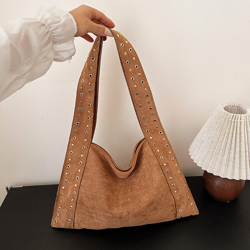 New European and American Trendy Rivet Versatile Underarm for Women, 2025 Early Autumn Large Capacity Biker Style Commuting Shoulder Tote Bag