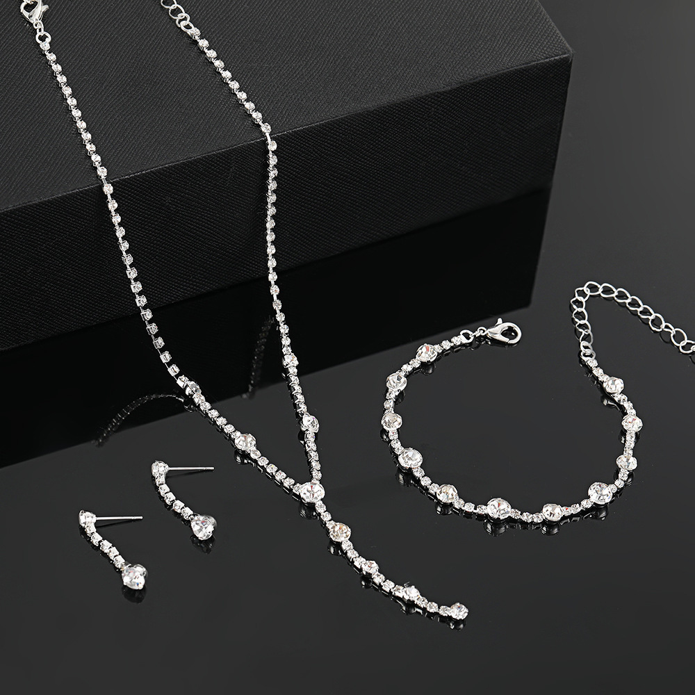 Korean-style new fashion jewelry set, simple alloy high-end necklace, earrings, and necklace three-piece set accessories