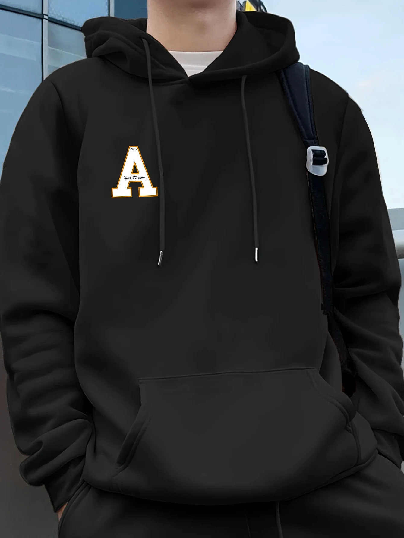Fashionable Sweatshirts Men's drawstring Hoodies hoodie with small chest pattern design and printed hoodie for casual autumn and winter men and