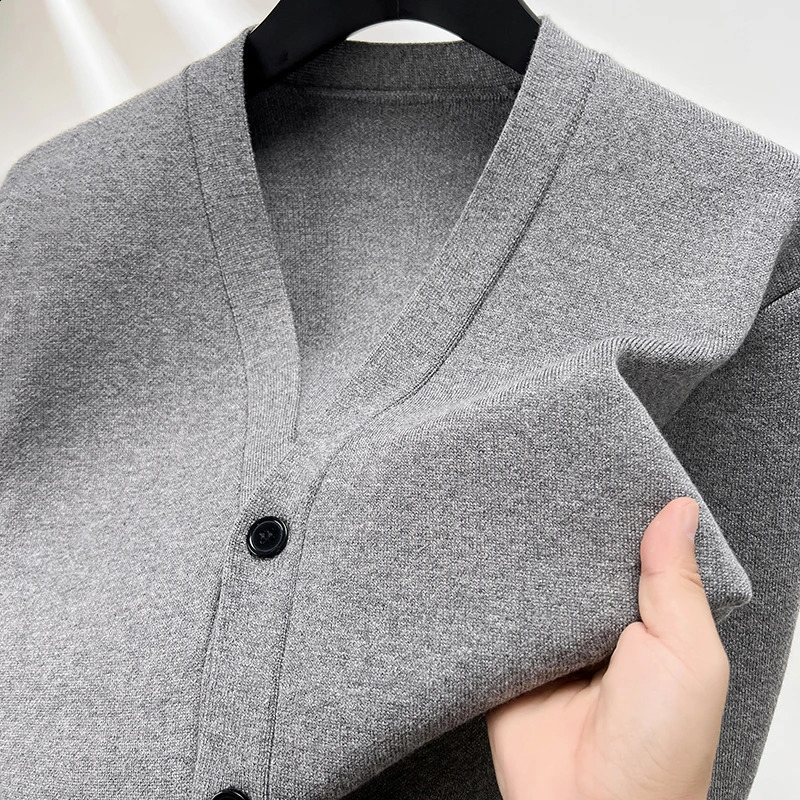 ner Quality Men's V-Neck Knit Cardigan Autumn Winter Solid Color Double Pocket Sweater Coat Casual Commute Menswear Top260921