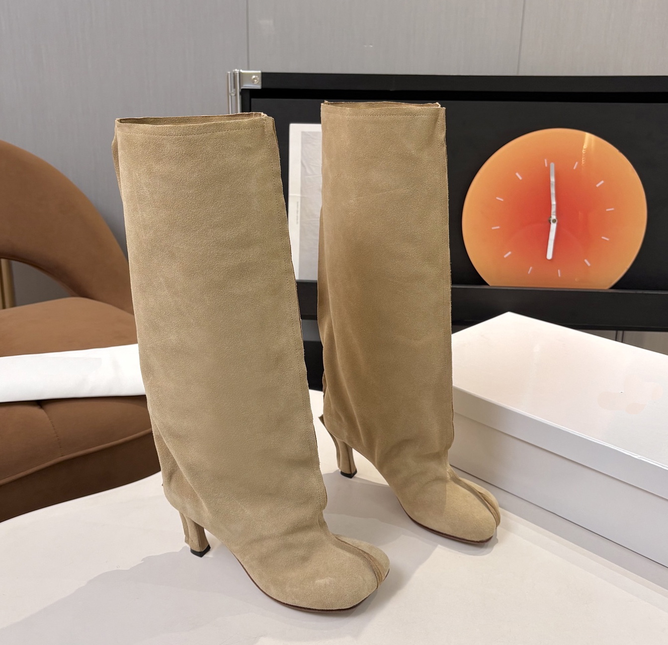 Zapatos de vestir de diseñador para mujer, botas hasta la rodilla de gamuza marrón retro de lujo, punta redonda, tacón de aguja, botas altas elegant