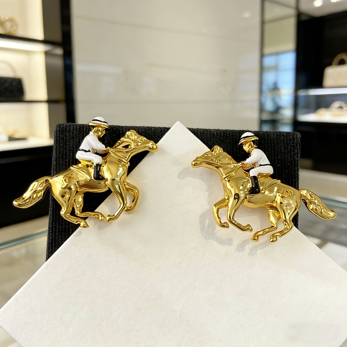designer Trendy New Year gold-colored small horse earrings, promising wealth prosperity, with a luxurious and elegant design, directly from the fact