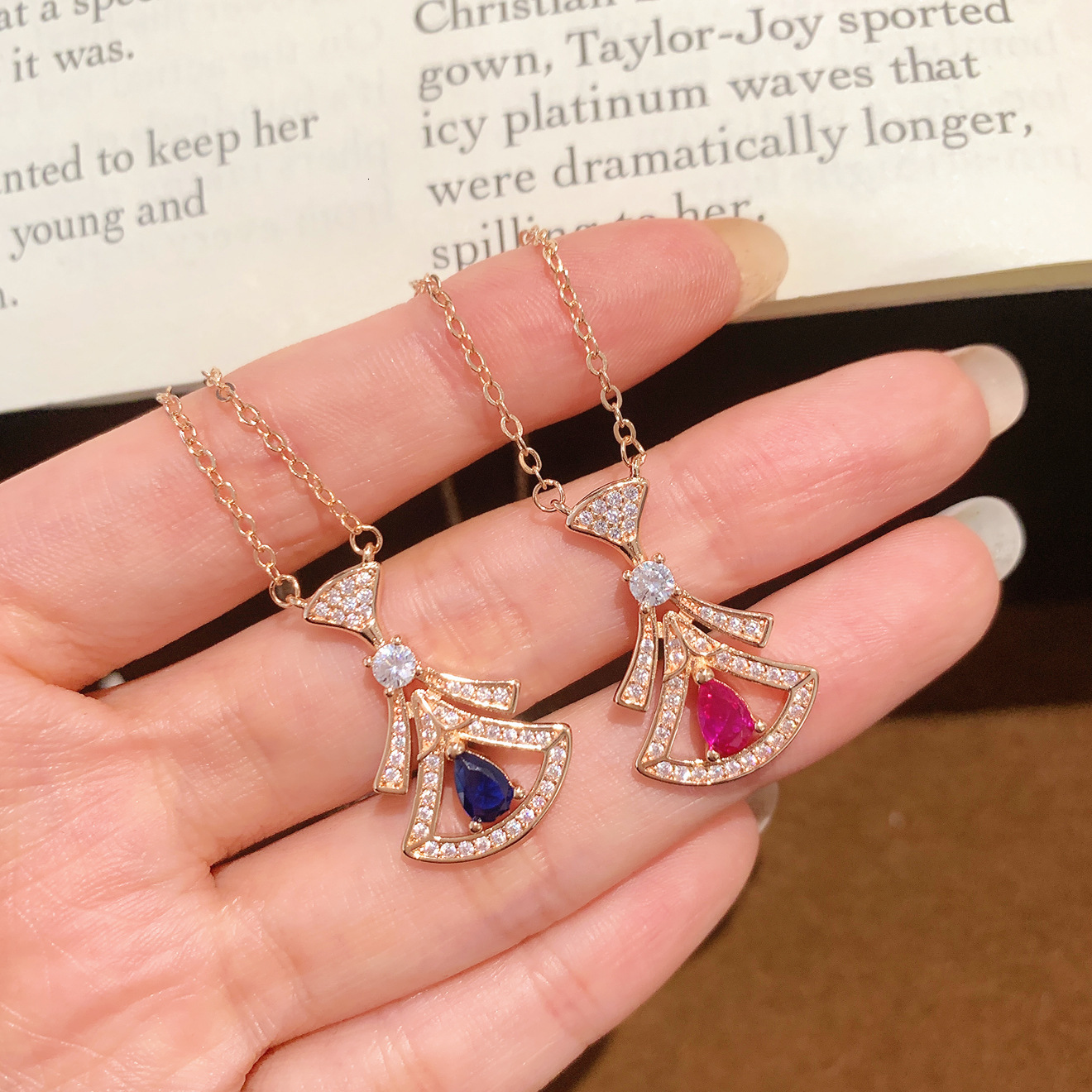 High-quality full-diamond fan skirt necklace fashion light luxury elegant and sophisticated smile clavicle chain necklace designer for women gemston