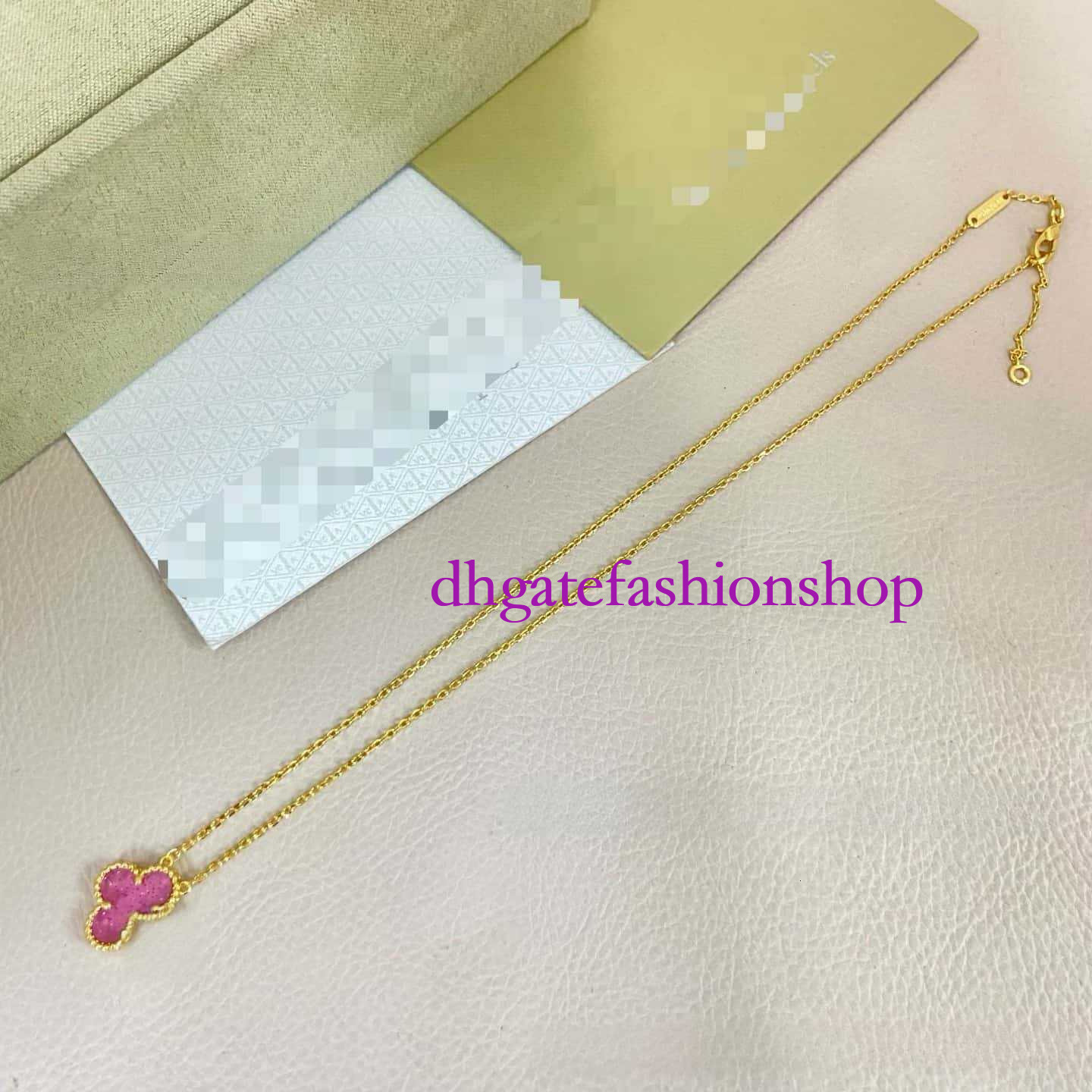 Designer Jewelry Vanle cleef necklaces High end V gold necklace for women featuring a single pink crystal flower K gold lightweight luxurious and ve