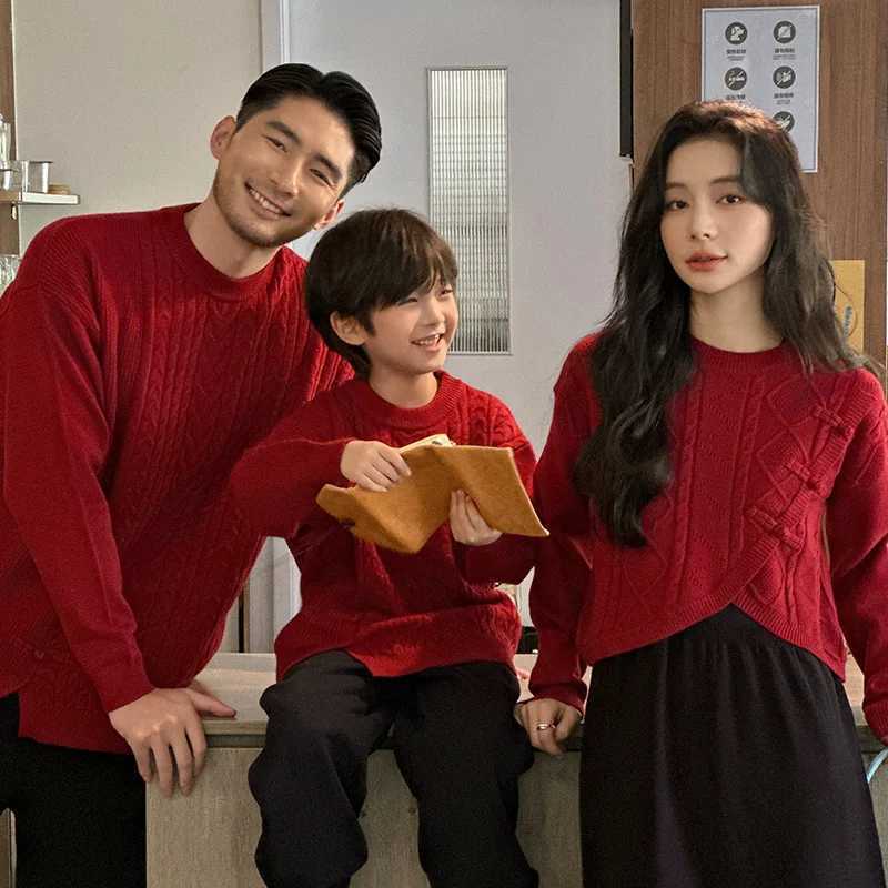 Family New Year Pullover 2026 Matching Sweaters Red Christmas Holiday Outfits for Parents Kids Mother-Daughter Set Knitwear Photo Shoot C260921