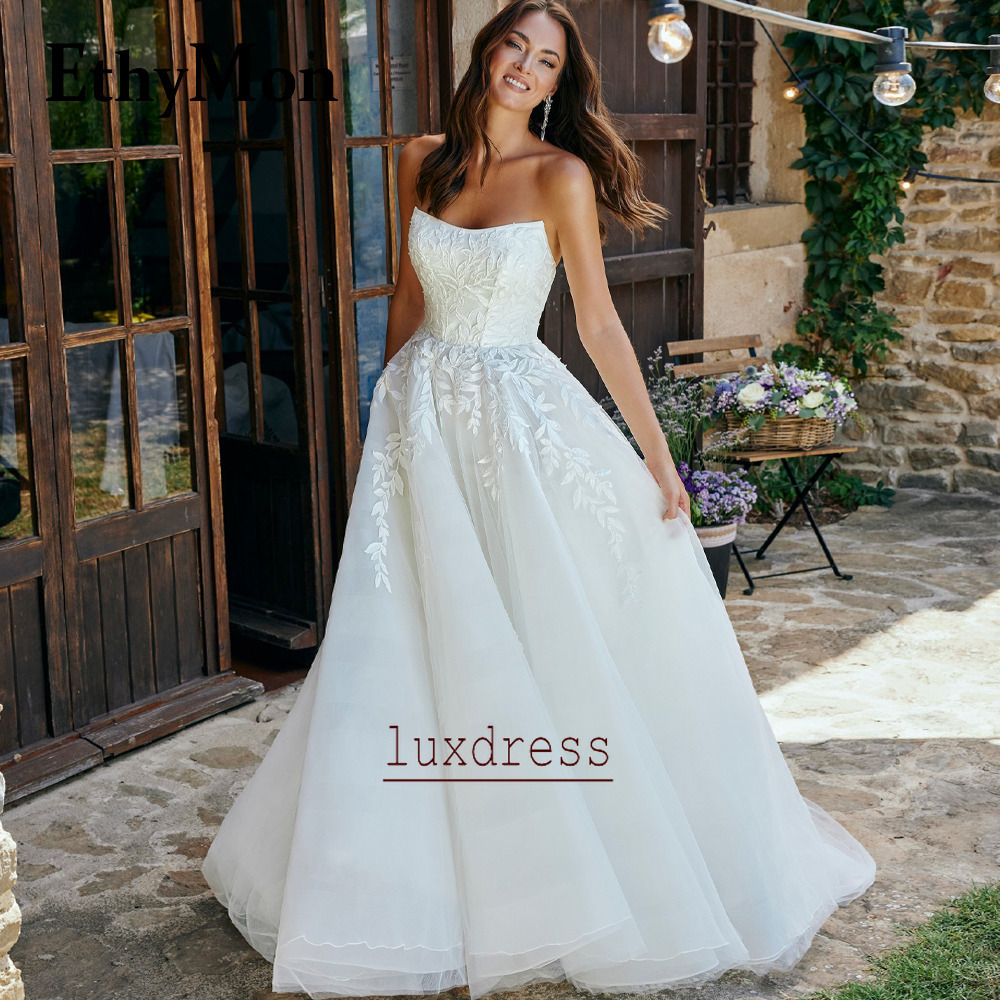 Stylish Backless wedding Dresses Summer Beach Boho Strapless A-line Lace Appliques Buttons Back Bridal Gowns Vestidos De Novia Customized