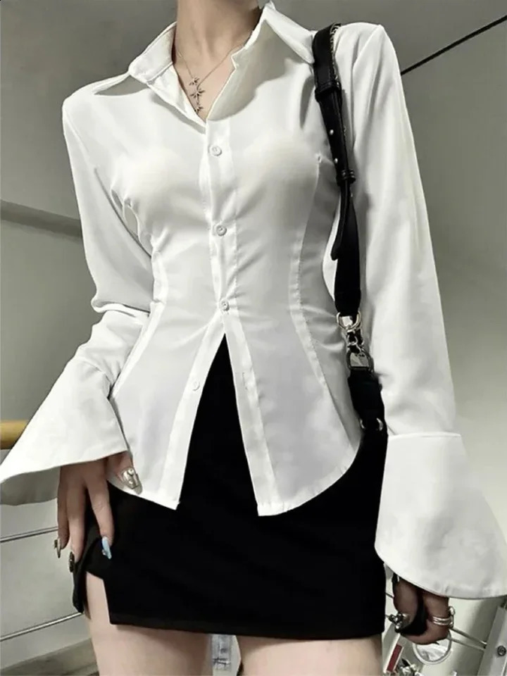 Camicia da donna sexy con maniche svasate slim Risvolto solido Monopetto Fasciatura posteriore Tunica Camicette femminili Tendenza primaverile Lady