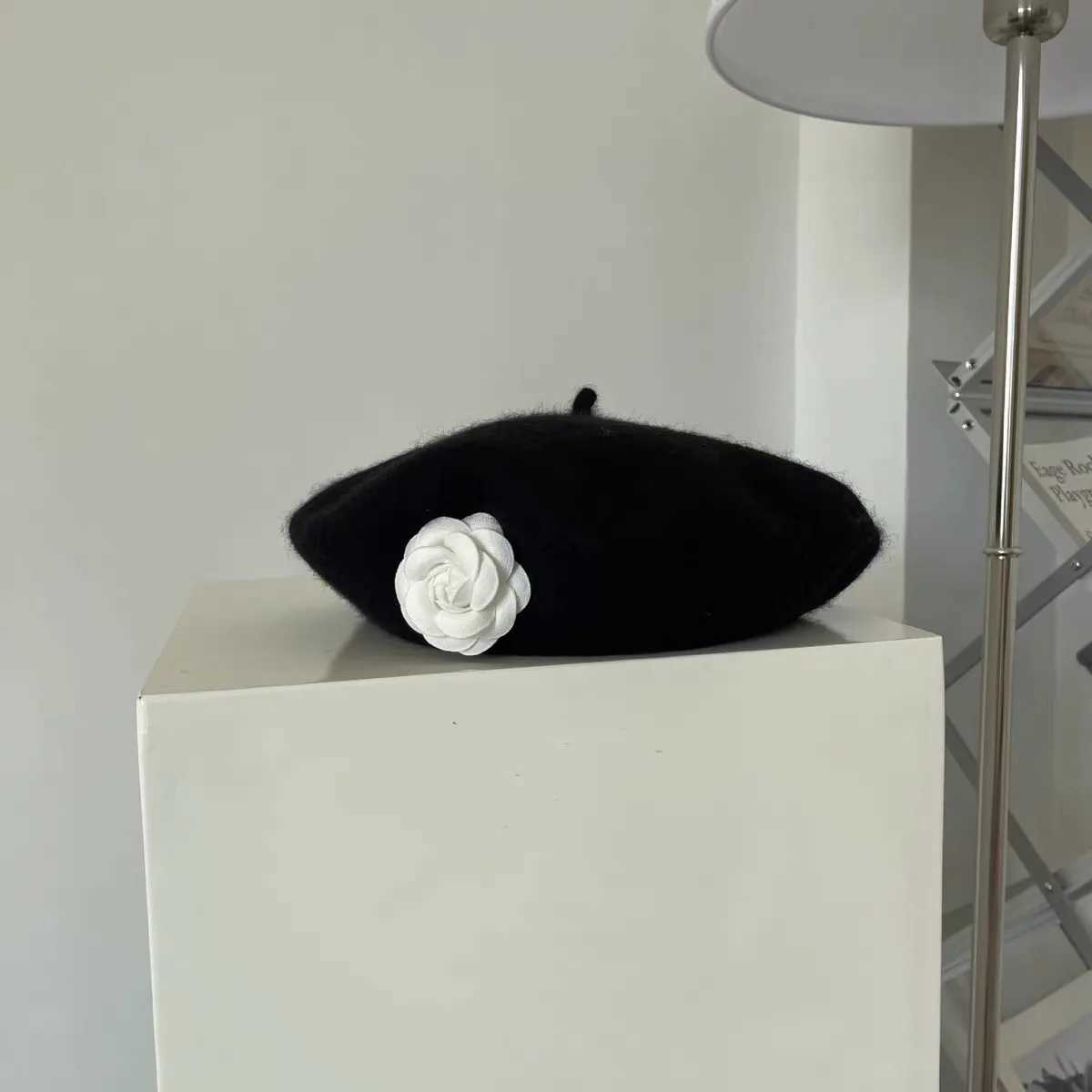 2023 Berets women's winter hat Classic FlowerBlack Beret French Wool Casual Beret Hat Women Outdoor gorras para mujer N260918