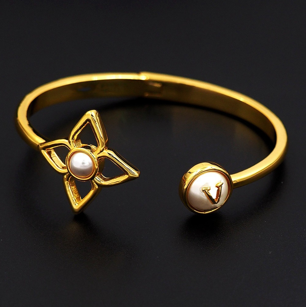 V Letter Hollow Four-leaf Clover Designer Bracelet Pearl Open Bracelet For Womens Flower Pearl Open Bangle