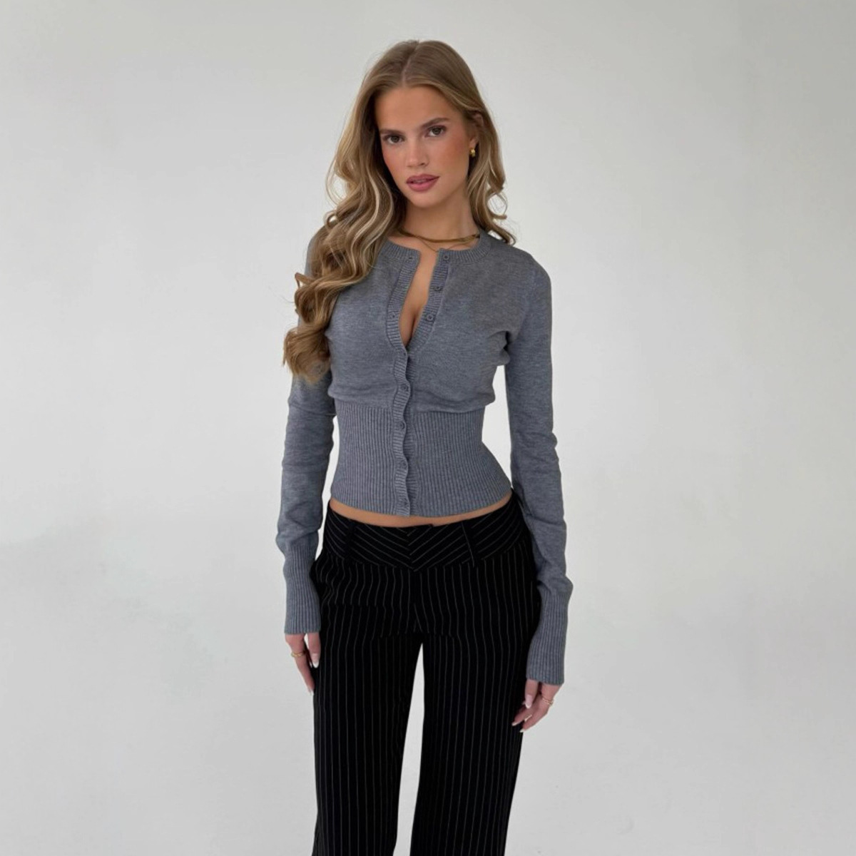 Stylish and chic solid color knitted cardigan, versatile and easy to match, perfect for work or casual wear.