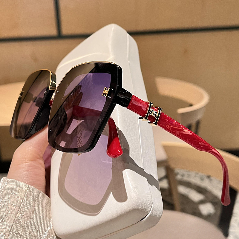 Designer Women Gold Rimmed Oversized Sunglasses Polarized Red Sun Protective Man Glasses Slimming Trendy Travel Luxury Eyewear Outdoor High Quality